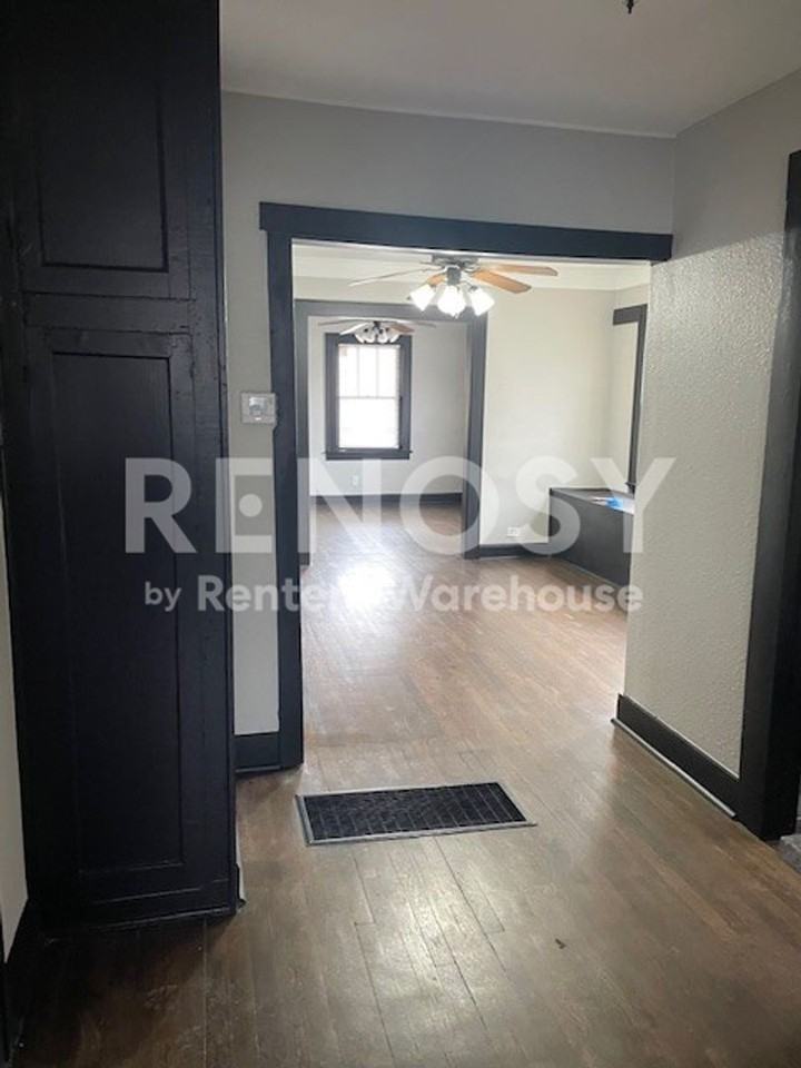 576 S Oxford Ave - Photo 4 of 11