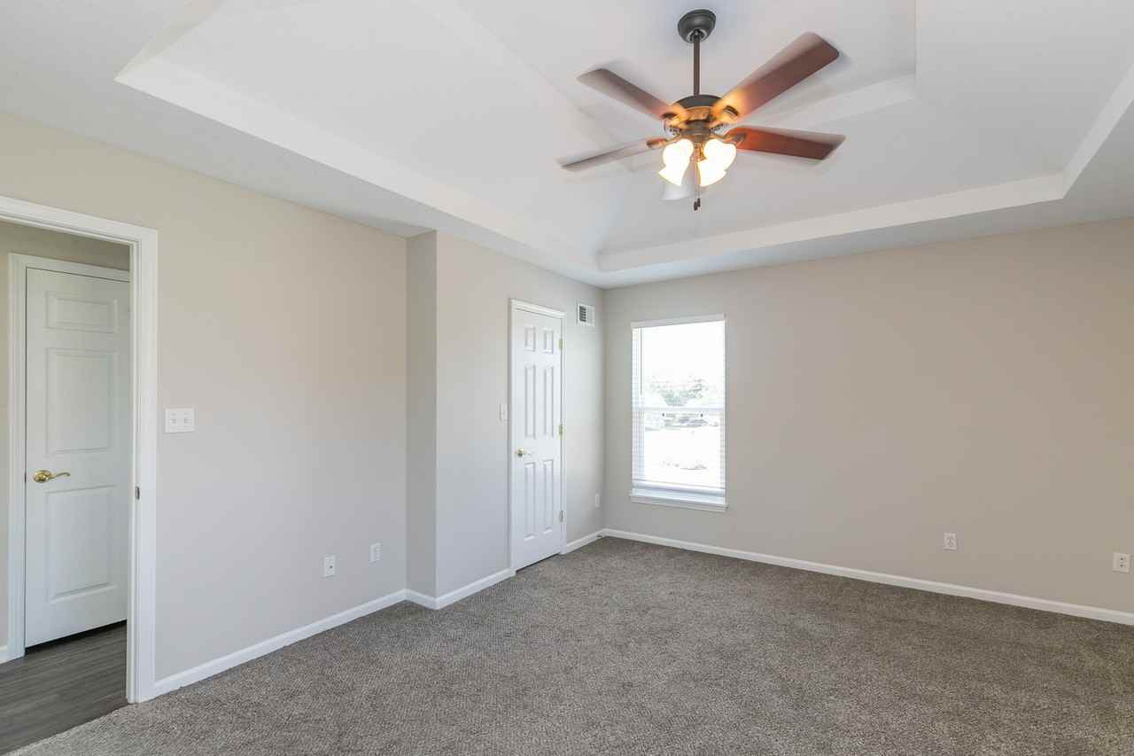 502 Sunny Ln - Photo 4 of 32