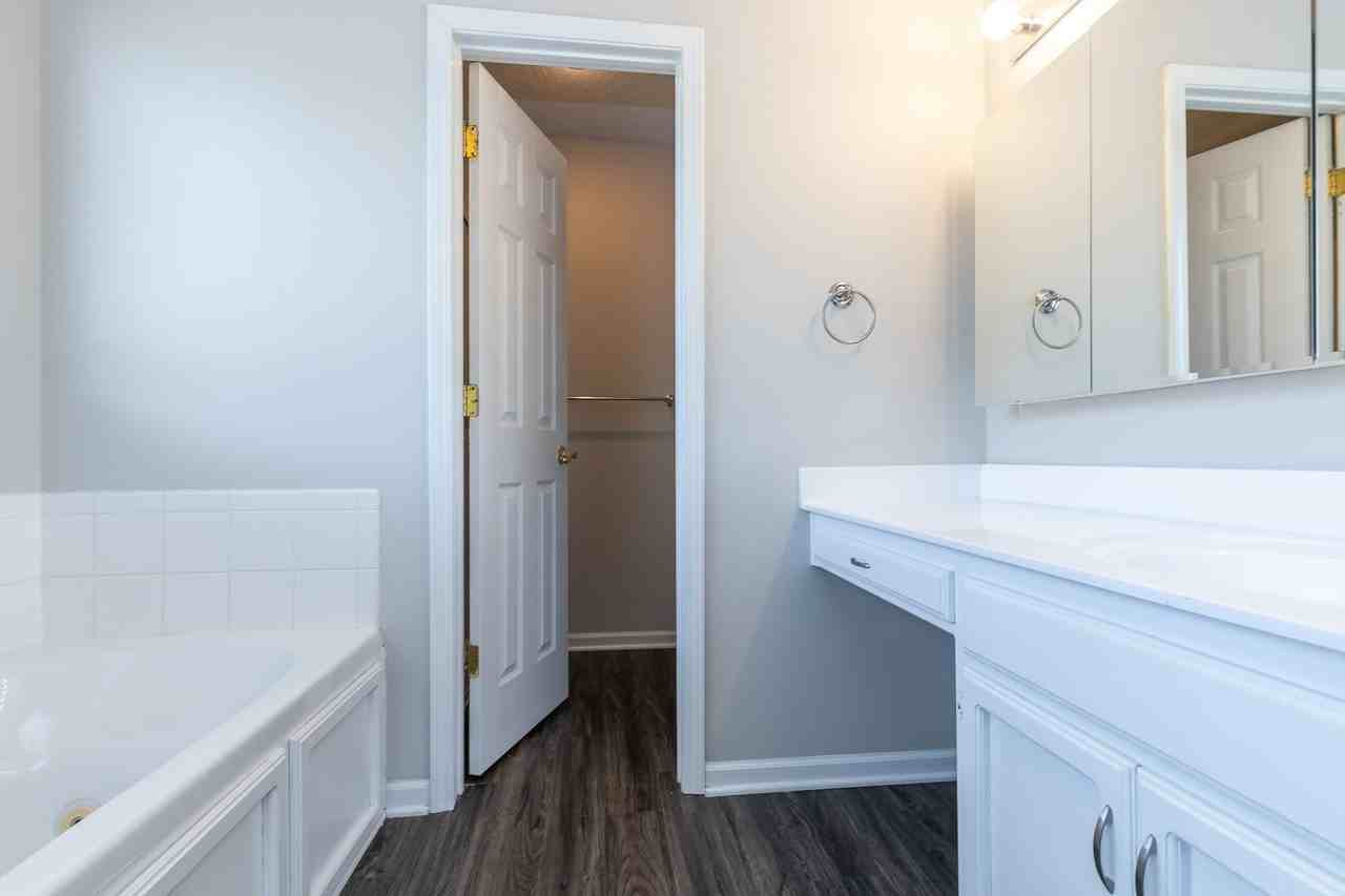 502 Sunny Ln - Photo 5 of 32