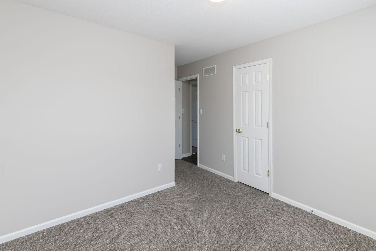 502 Sunny Ln - Photo 7 of 32