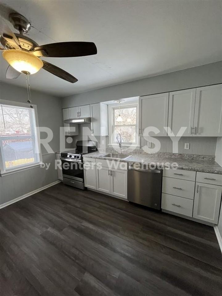 9812 Balboa Dr - Photo 3 of 15