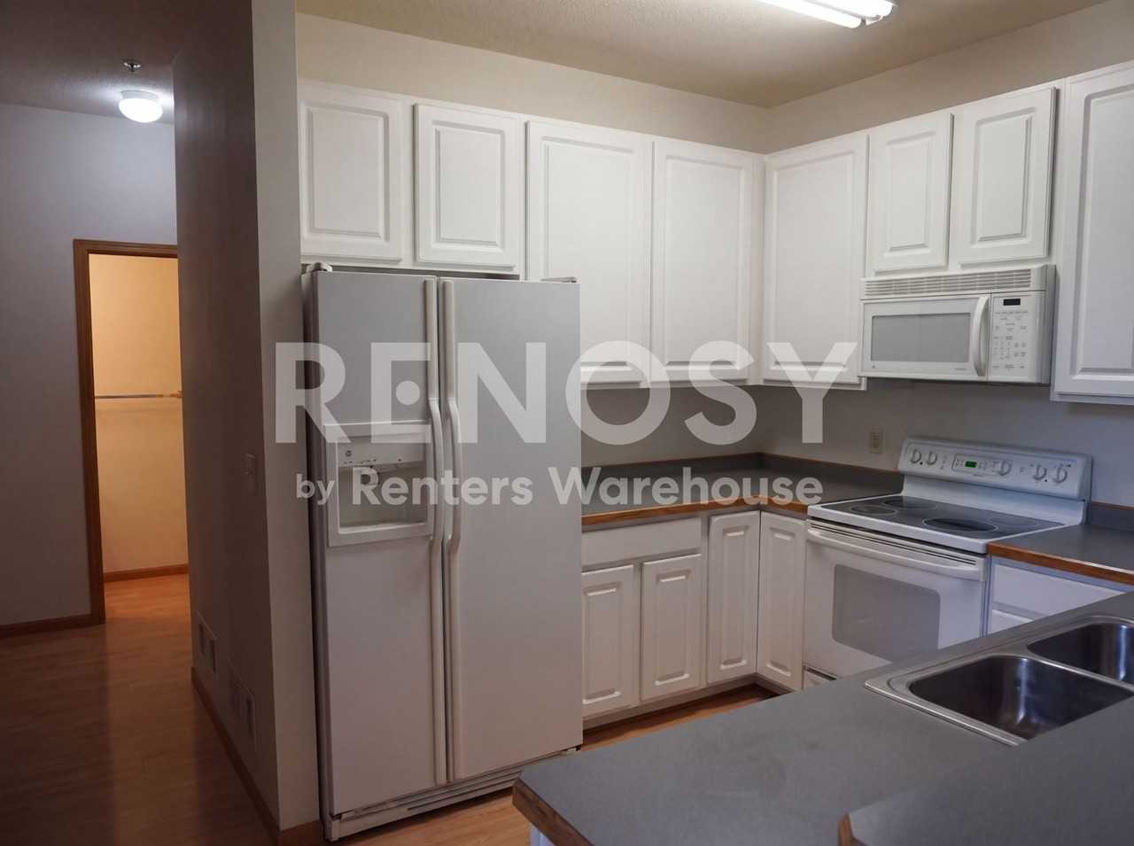 612 Willoughby Way W - Photo 4 of 19