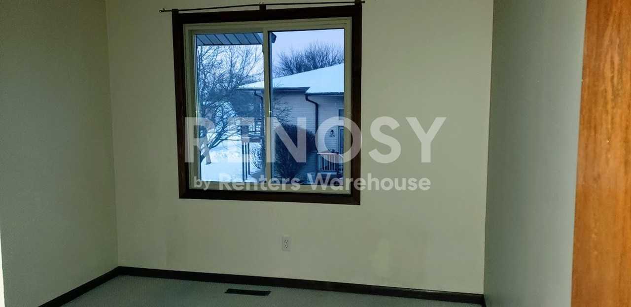 2323 Amberwood Dr - Photo 5 of 26