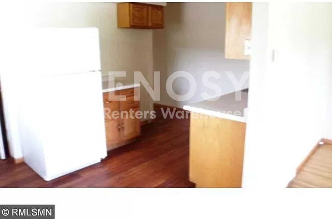 2330 Irving Ave N - Photo 4 of 28