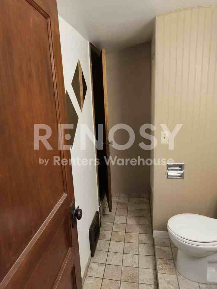 275 Maryland Ave W - Photo 4 of 17