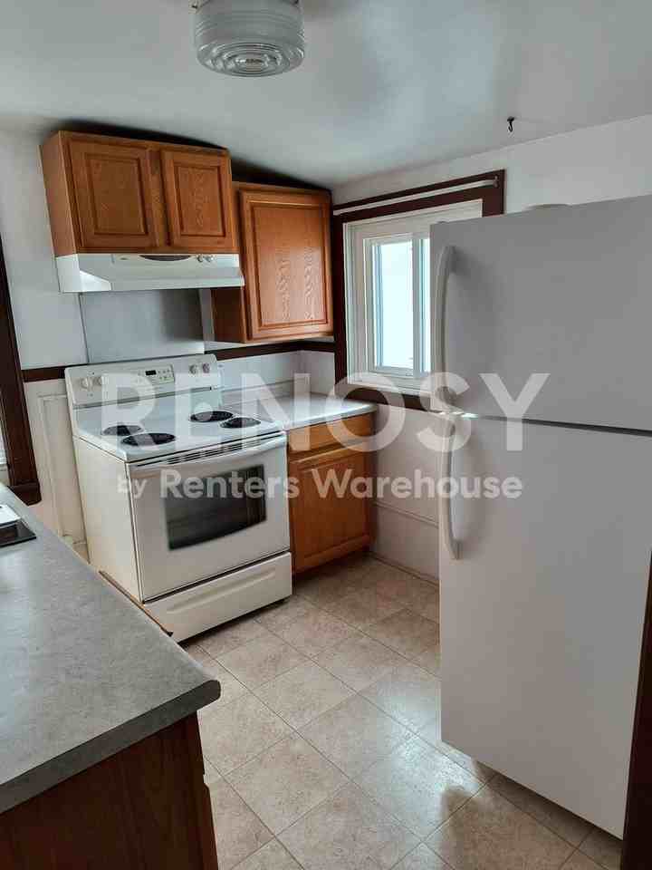 275 Maryland Ave W - Photo 5 of 17