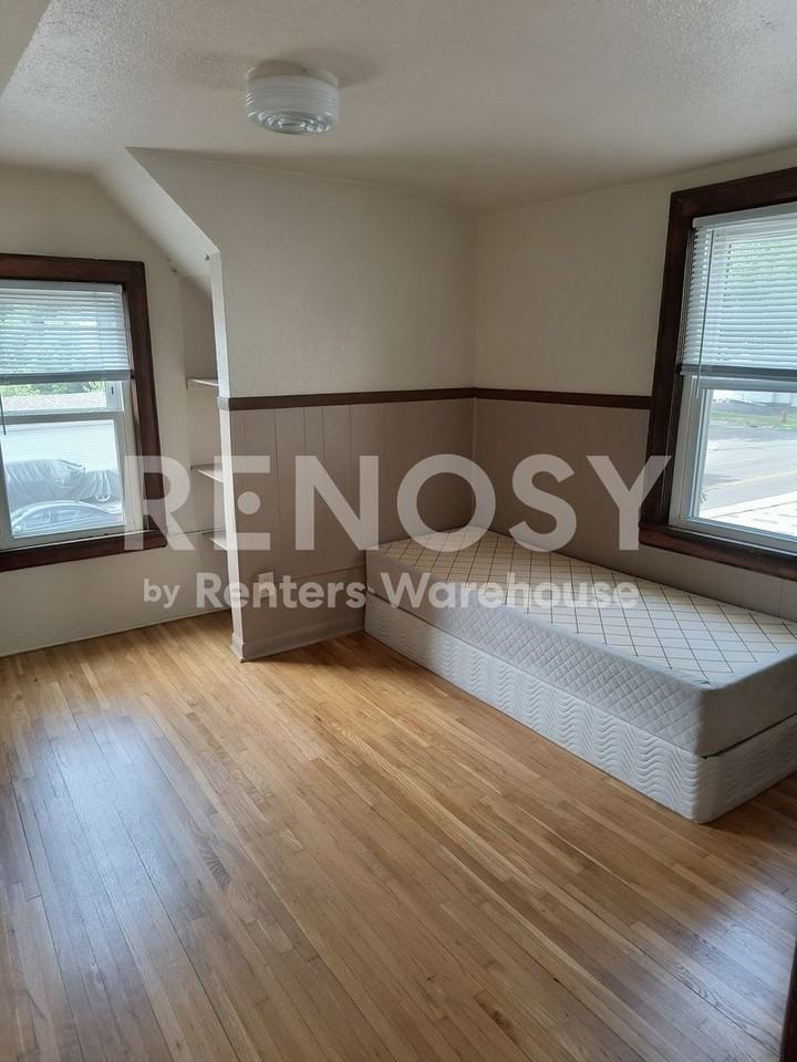 275 Maryland Ave W - Photo 6 of 17