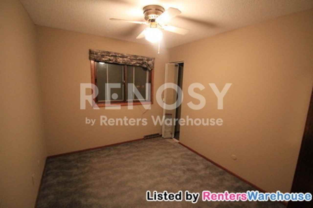 4204 Victoria St N - Photo 6 of 16