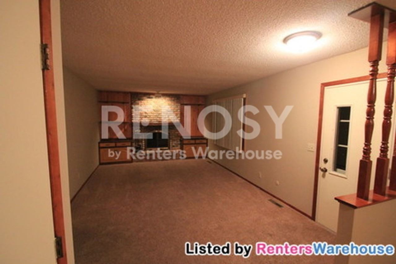 4204 Victoria St N - Photo 7 of 16