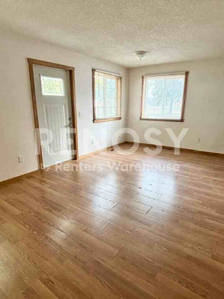 403 4th Ave Ne - Photo 5 of 32