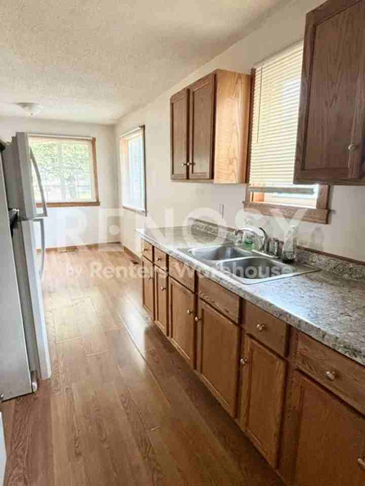 403 4th Ave Ne - Photo 7 of 32