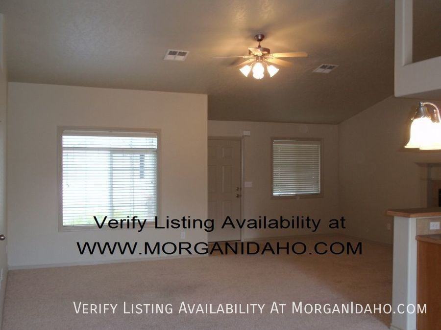 1621 W Streamside Ave - Photo 2 of 12