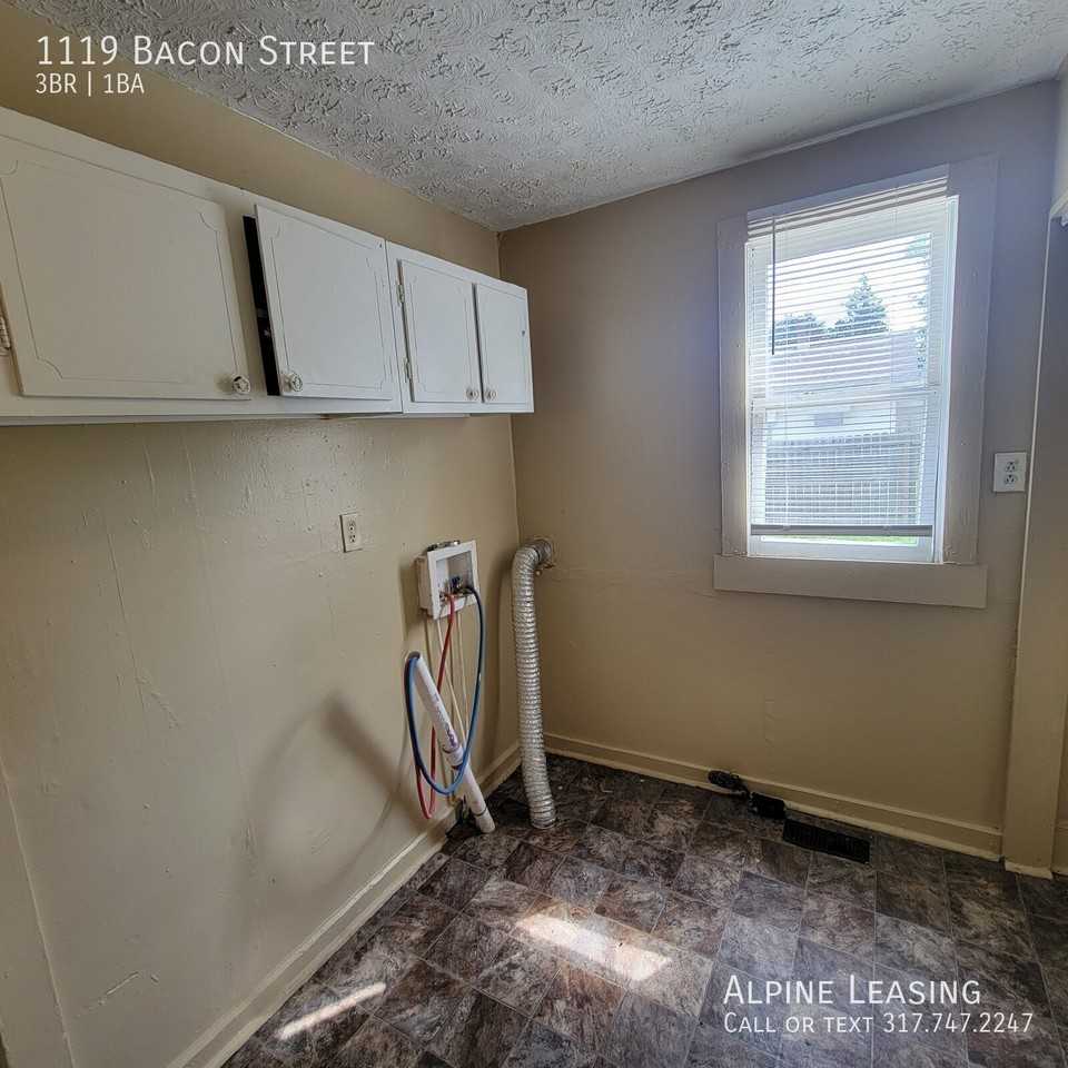 1119 Bacon St - Photo 2 of 9