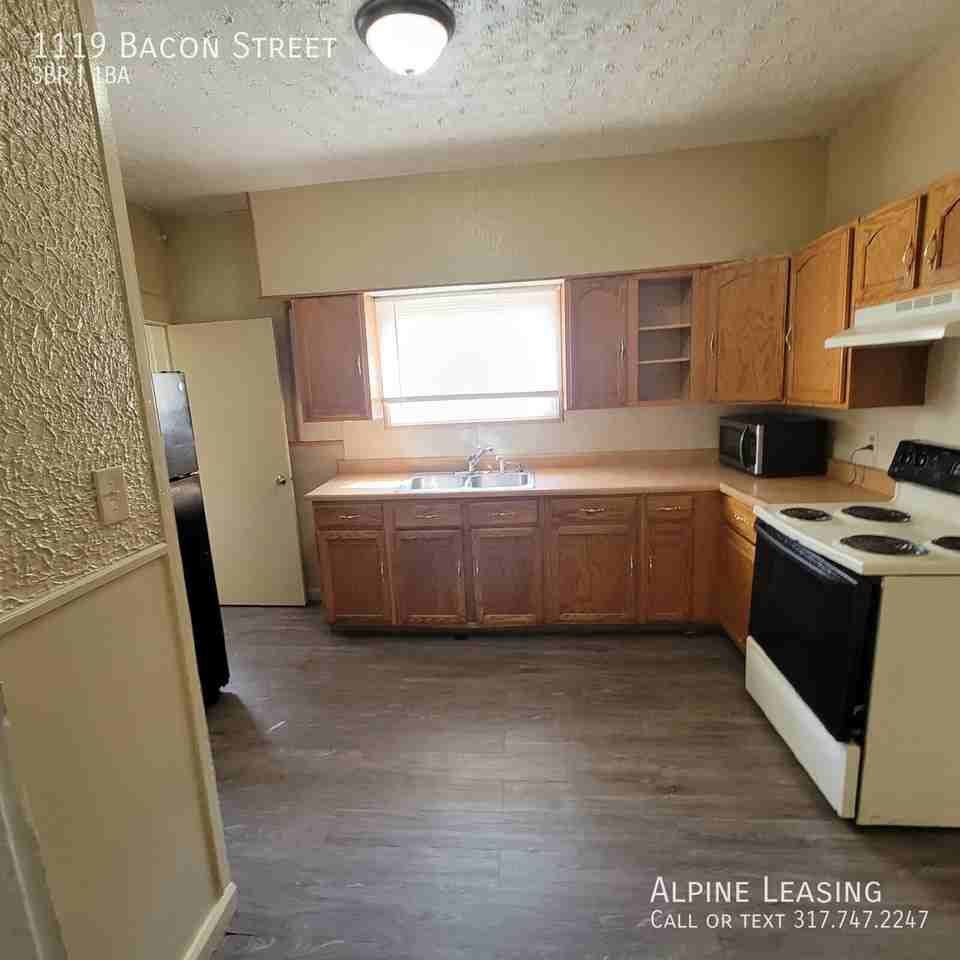 1119 Bacon St - Photo 3 of 9