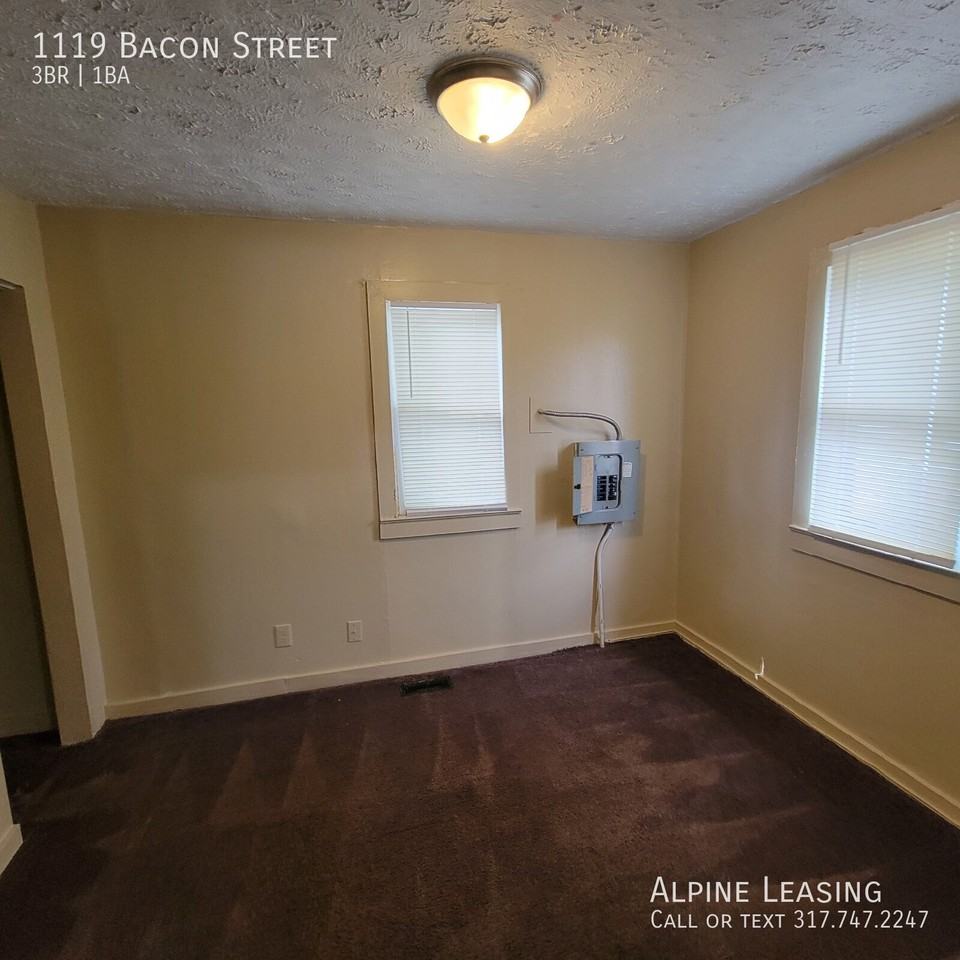 1119 Bacon St - Photo 4 of 9