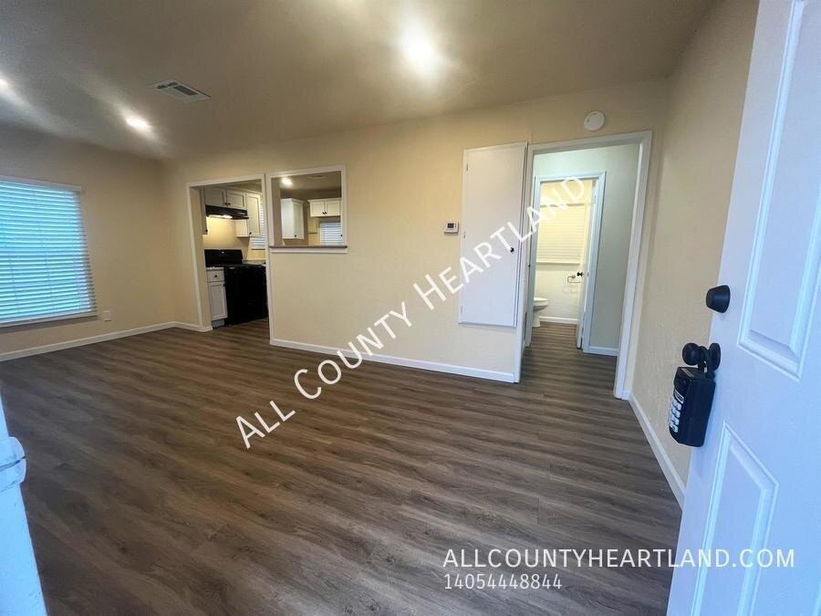 713 N Cockrel Ave - Photo 2 of 17