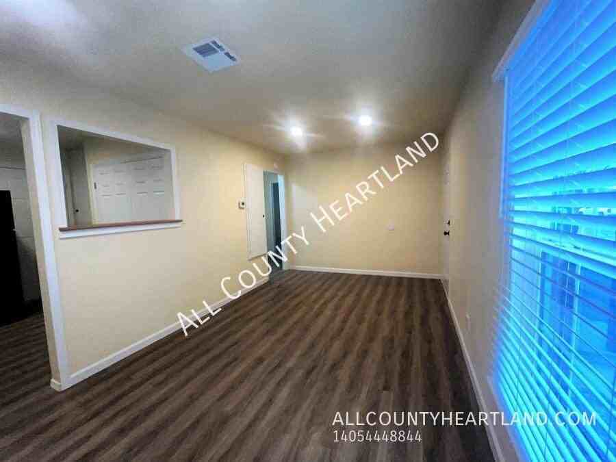 713 N Cockrel Ave - Photo 3 of 17