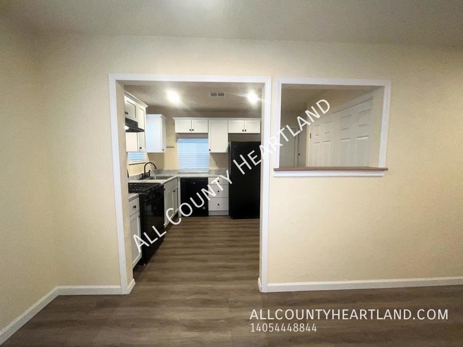 713 N Cockrel Ave - Photo 4 of 17