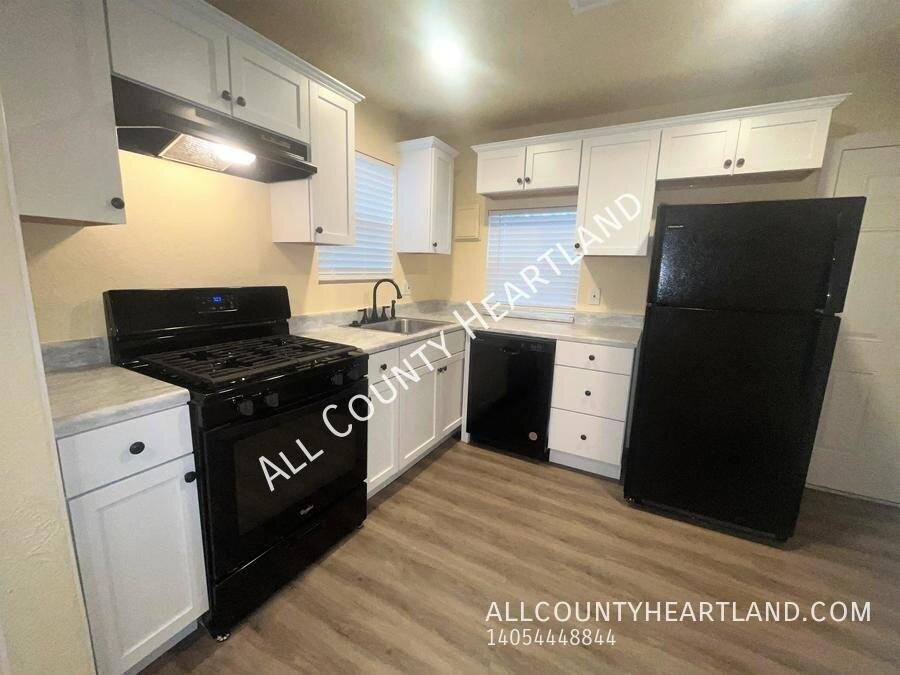 713 N Cockrel Ave - Photo 5 of 17