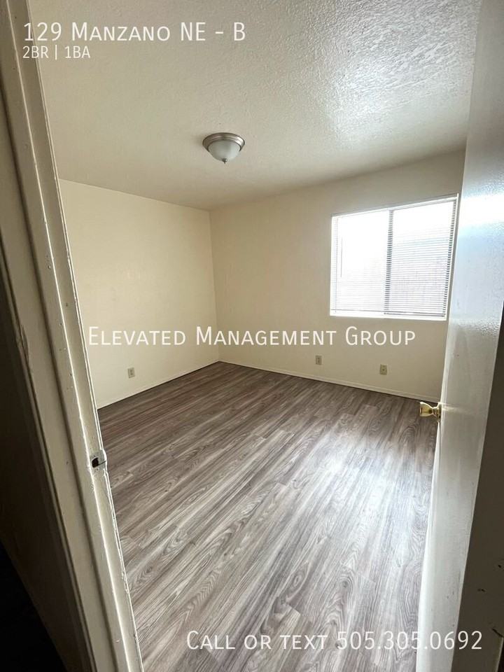 129 Manzano St Ne #B - Photo 3 of 6