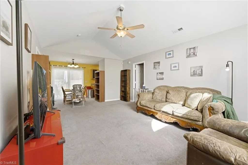 11 Franklinwood Dr - Photo 3 of 26