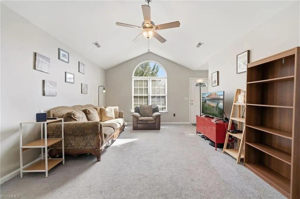 11 Franklinwood Dr - Photo 4 of 26
