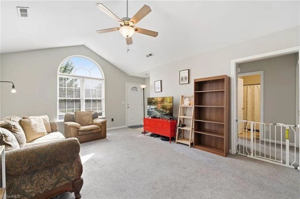 11 Franklinwood Dr - Photo 5 of 26