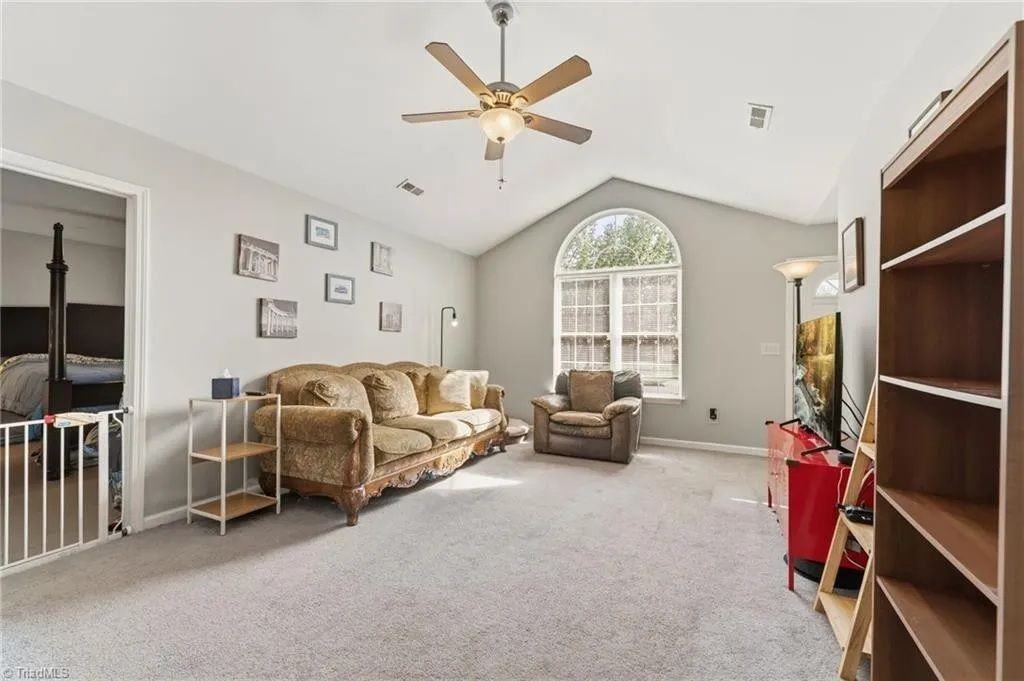 11 Franklinwood Dr - Photo 6 of 26