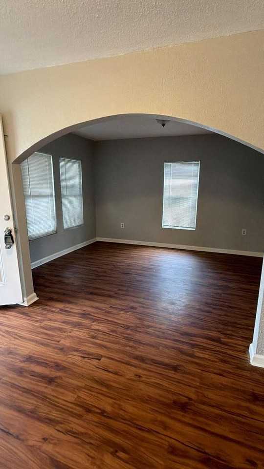 7805 Woodlyn Rd - Photo 3 of 18