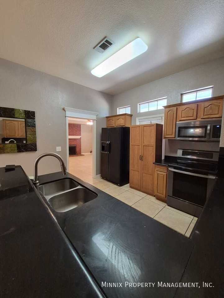 2113 Sw 59th Ave - Photo 2 of 24