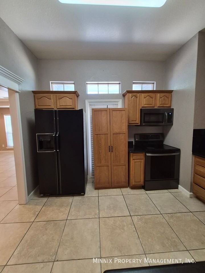 2113 Sw 59th Ave - Photo 3 of 24