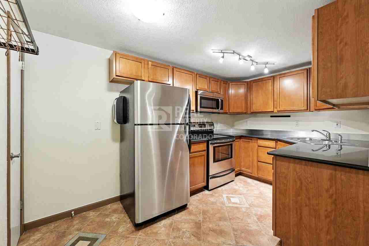 1045 N Clarkson St #102 - Photo 5 of 26