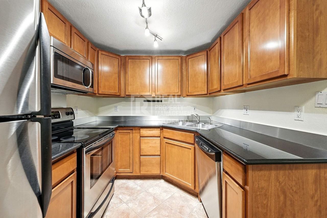 1045 N Clarkson St #102 - Photo 6 of 26