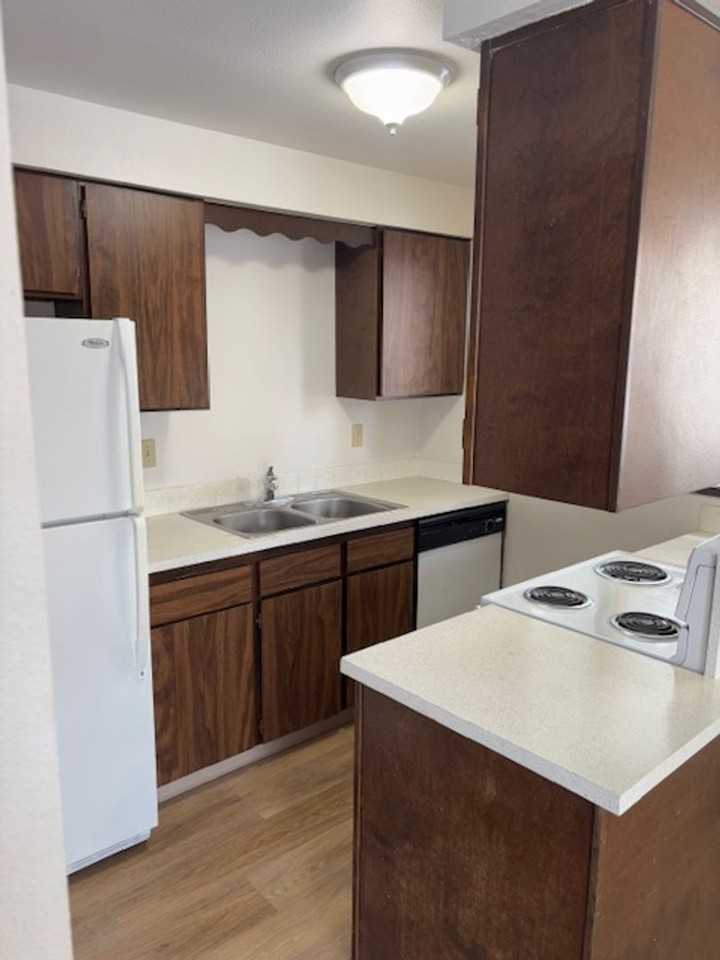 $1,075 / 2br - Photo 5 of 11