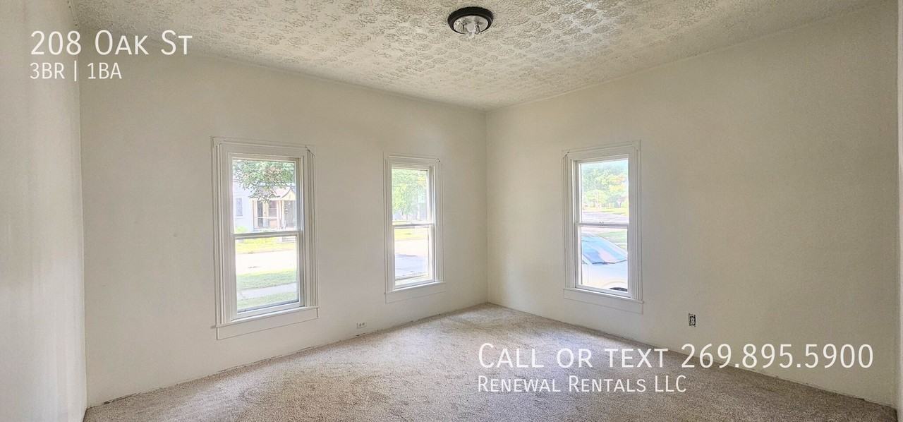 208 Oak St - Photo 6 of 9