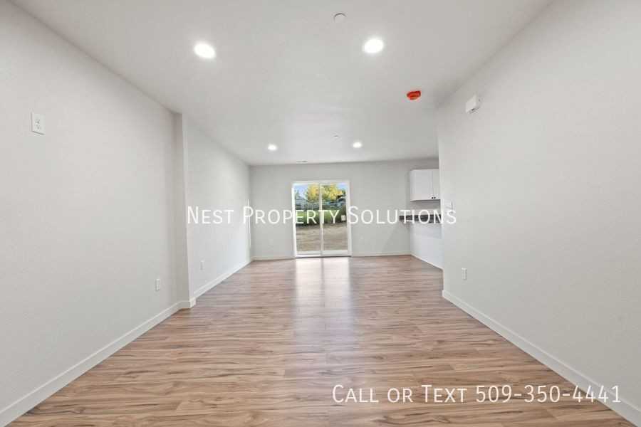 215 W 1st St #6 - Photo 3 of 50