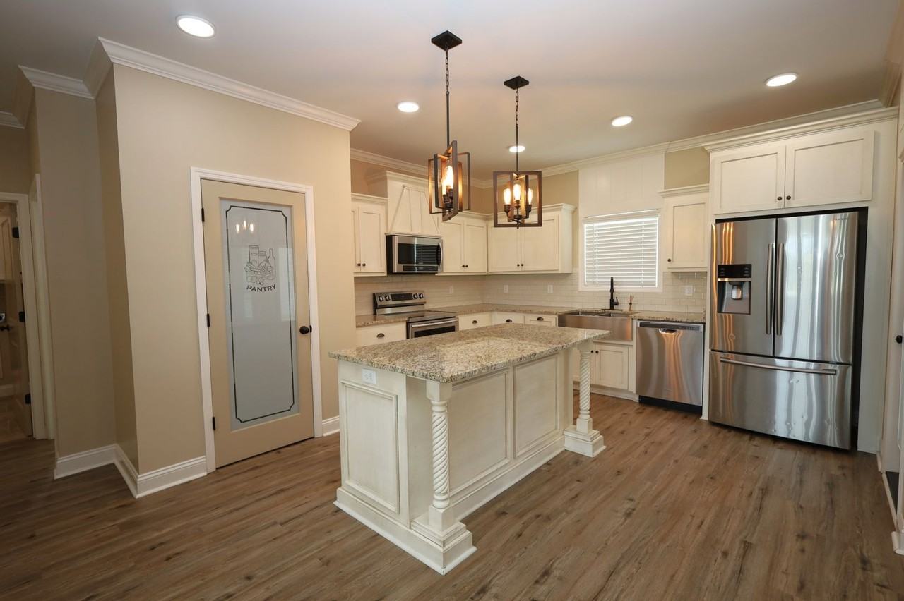 3905 Crusader Ct - Photo 6 of 32