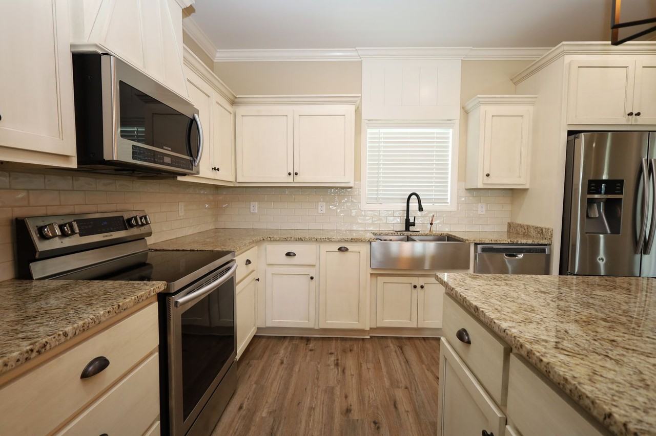 3905 Crusader Ct - Photo 7 of 32
