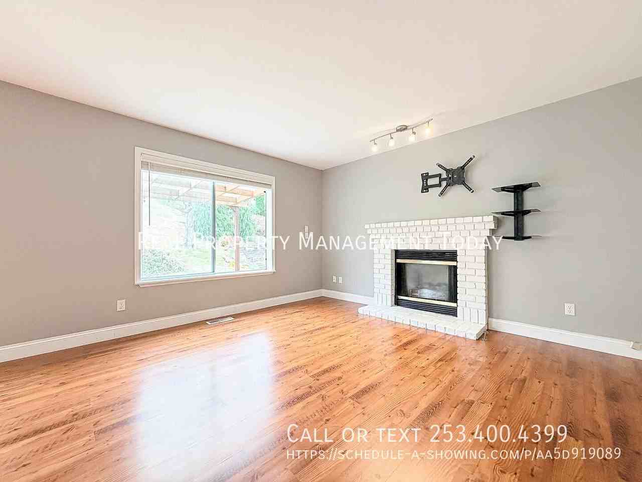 4914 Norpoint Way Ne - Photo 5 of 27