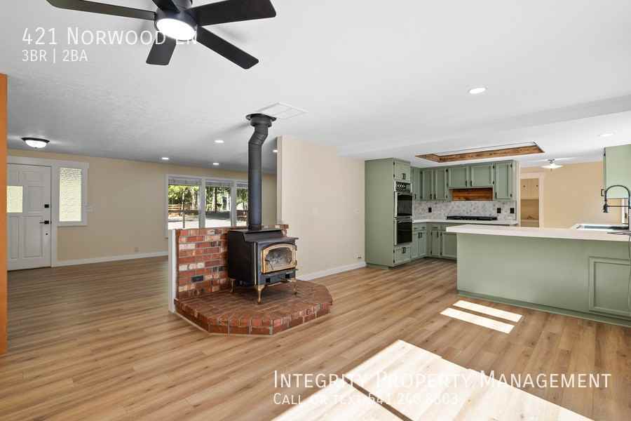 421 Norwood Ln - Photo 7 of 38