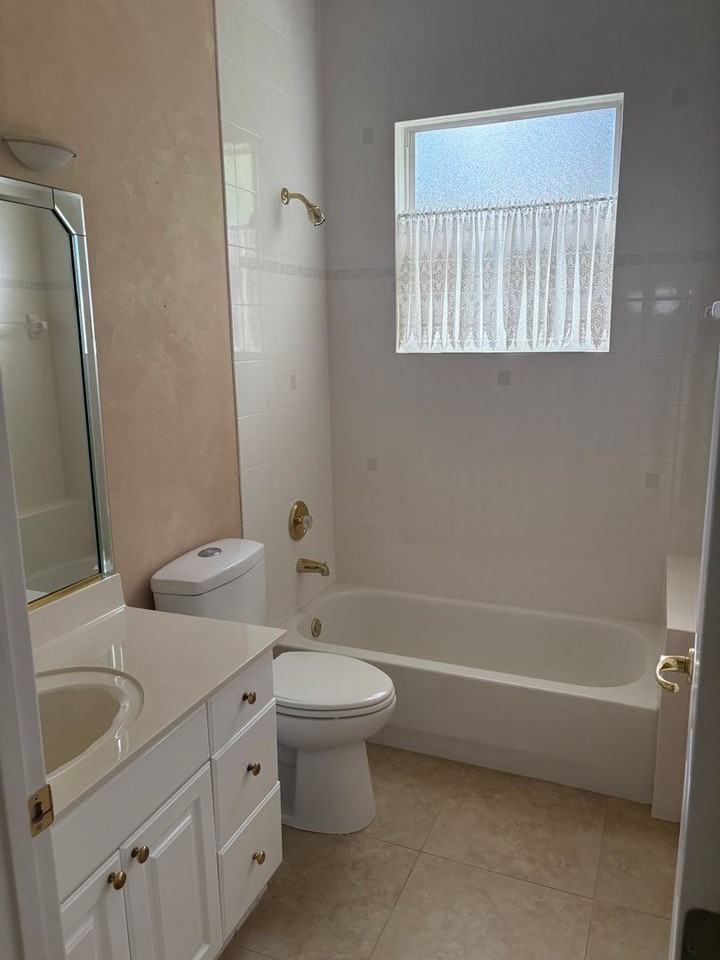 2818 Sw 20th Ave - Photo 4 of 7