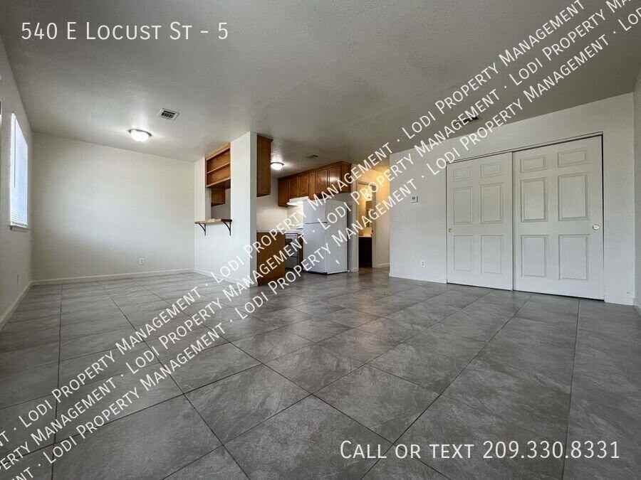 540 E Locust St #5 - Photo 3 of 23