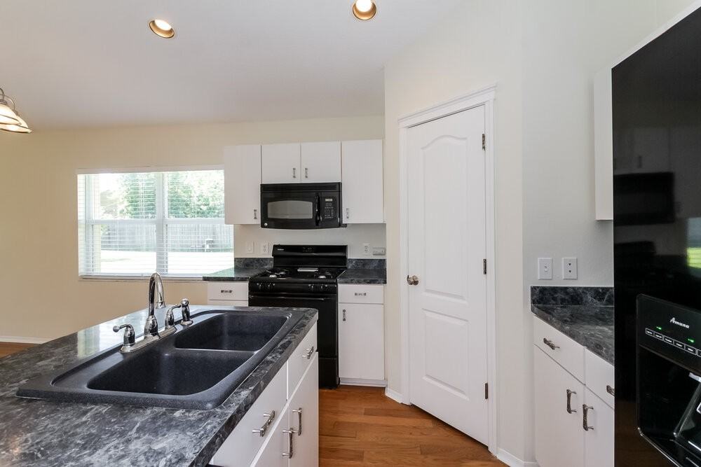 7623 Clovelly Park Pl - Photo 4 of 13