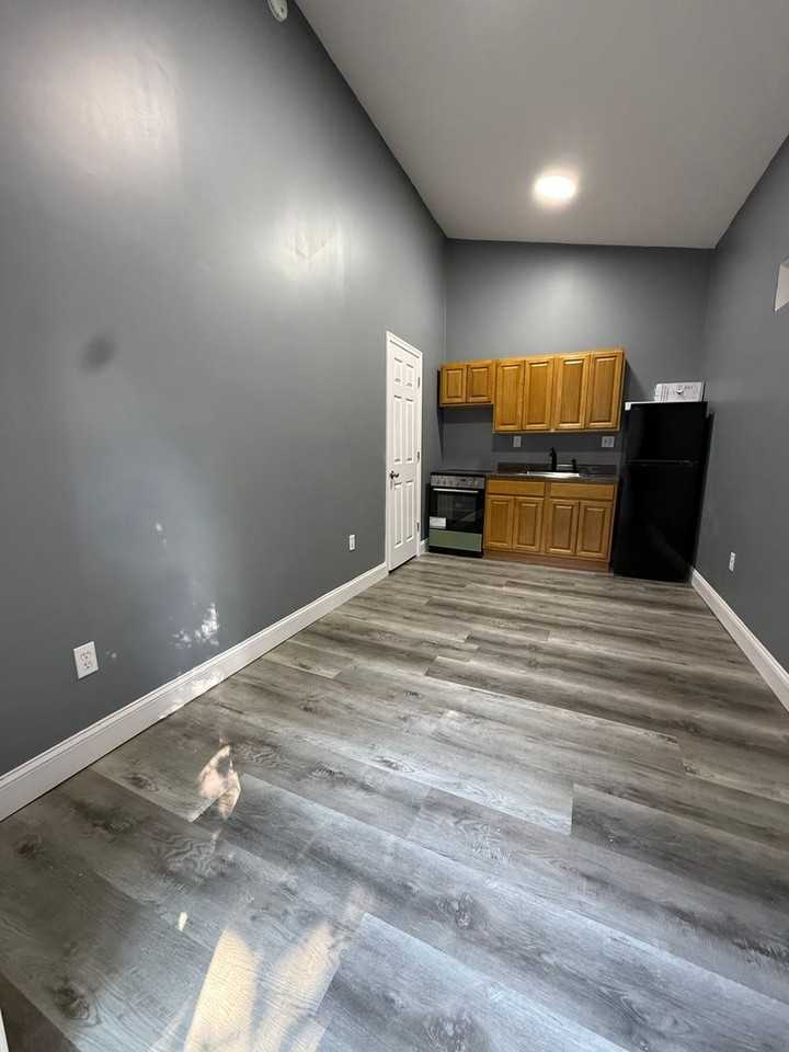 4618 Wayne Ave. - Photo 6 of 15