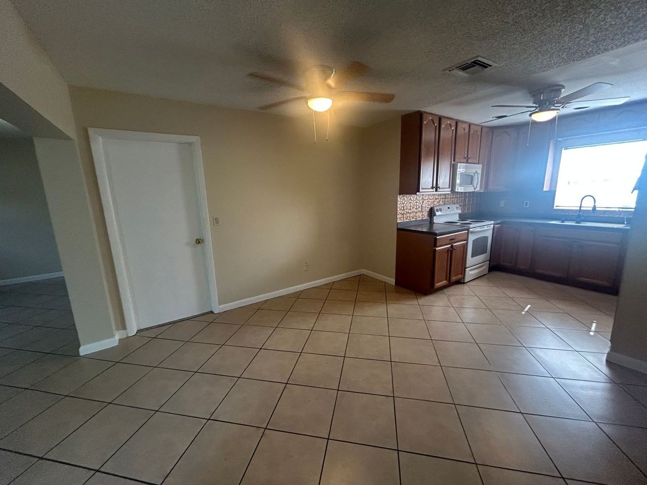 1002 Jolly Rd - Photo 5 of 20