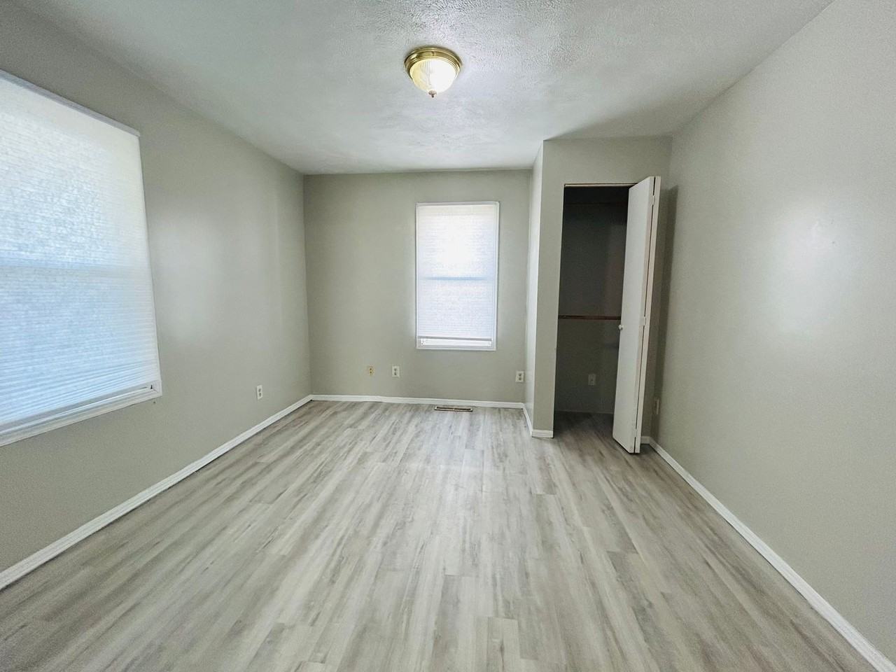 1213 W 17th St - Photo 3 of 6