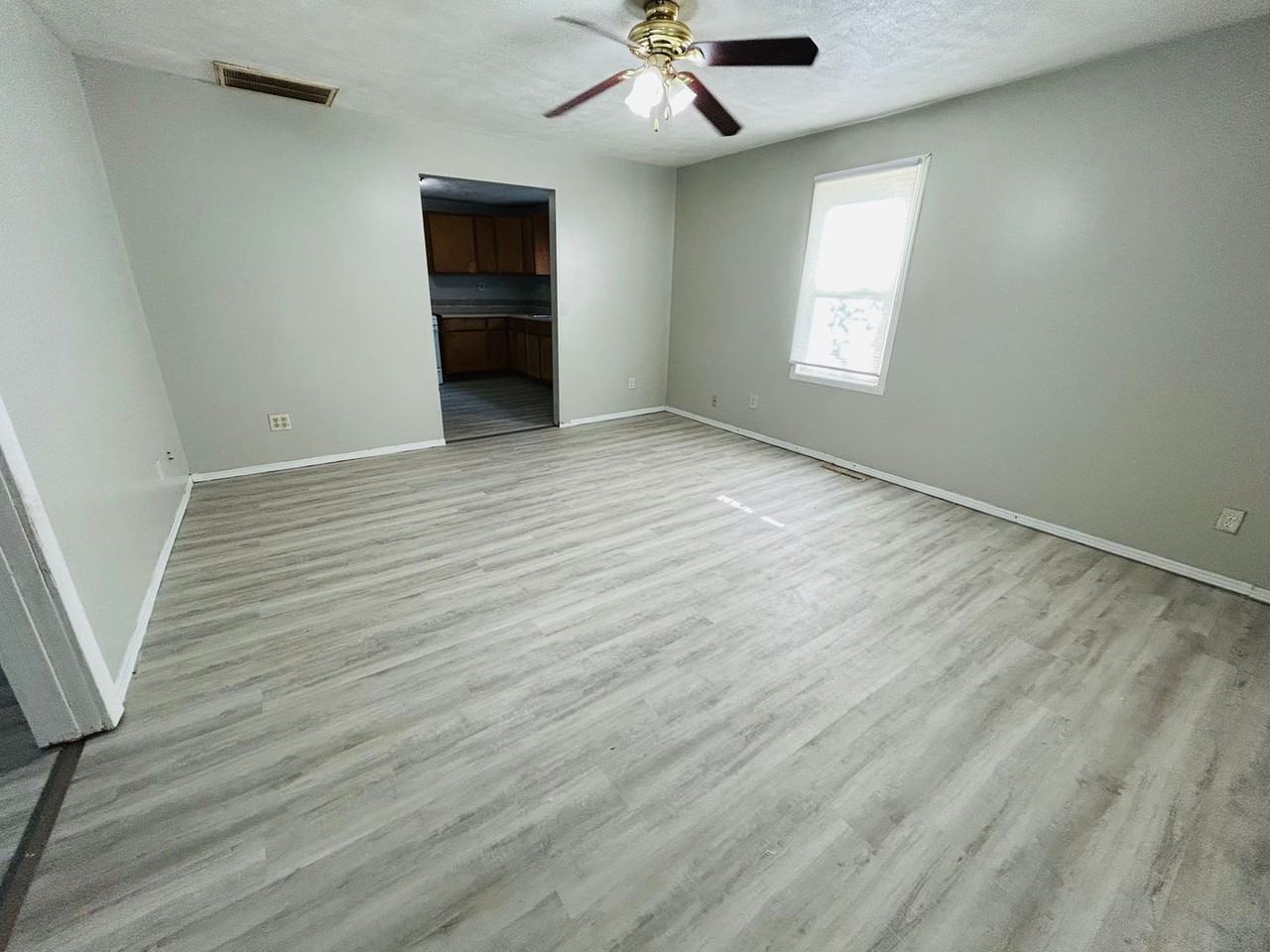 1213 W 17th St - Photo 4 of 6