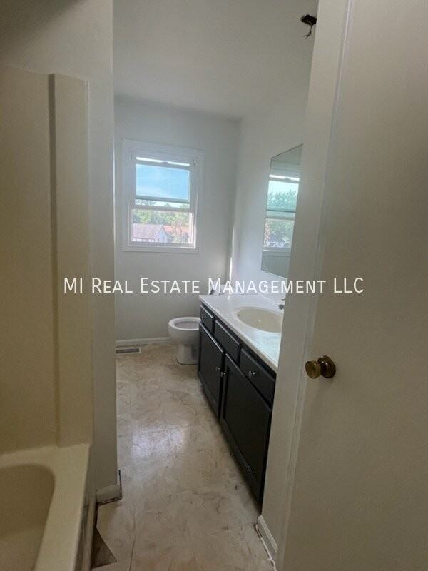 4884 Stauffer Ave Se - Photo 3 of 13