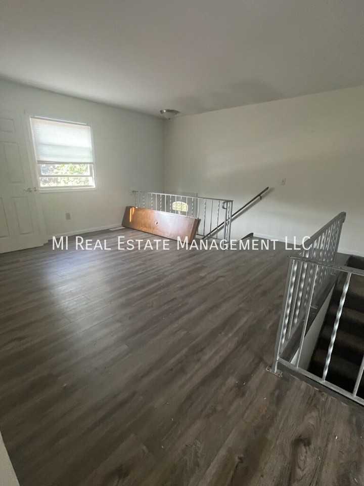 4884 Stauffer Ave Se - Photo 5 of 13