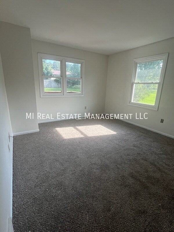 4884 Stauffer Ave Se - Photo 6 of 13
